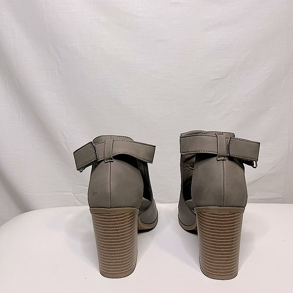 Camel or tan colour bootees with open toe - Picture 8 of 9